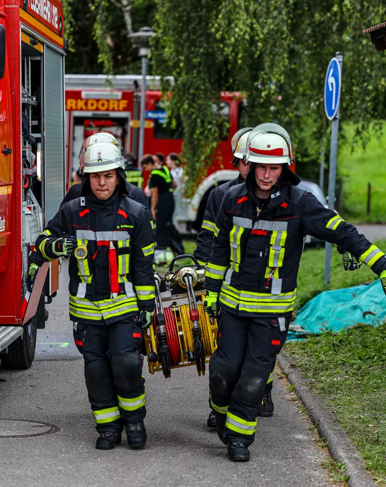 Feuerwehrleute Tragen Hydraulischen Rettungsgerät